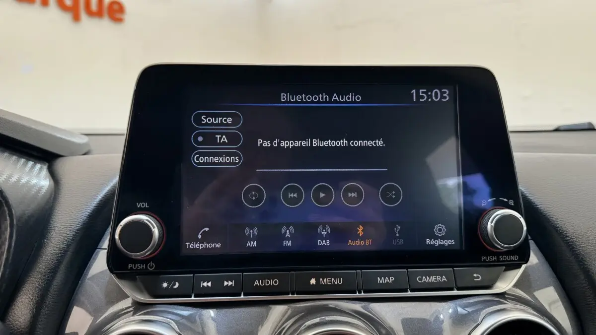 Écran tactile central du Nissan Juke Hybrid 143 Business+ 2023 affichant le menu Bluetooth audio.