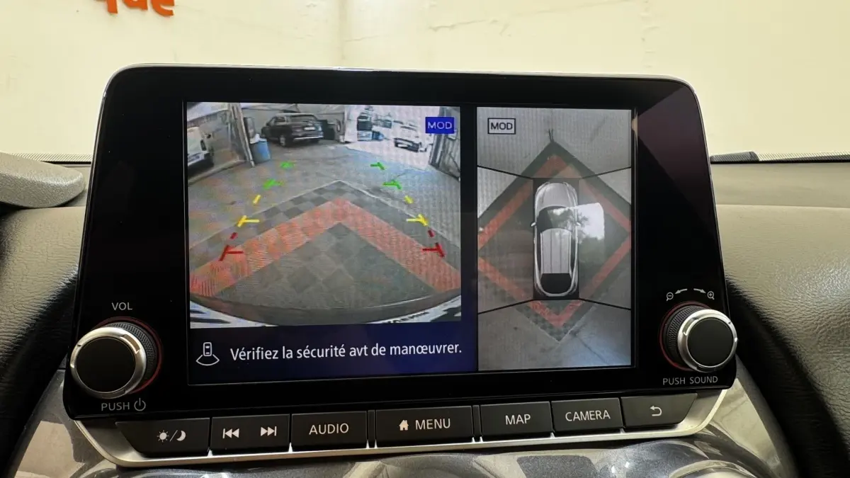 Écran tactile intérieur du Nissan Juke Hybrid 143 Business+ montrant la caméra 360° et l'aide au stationnement.