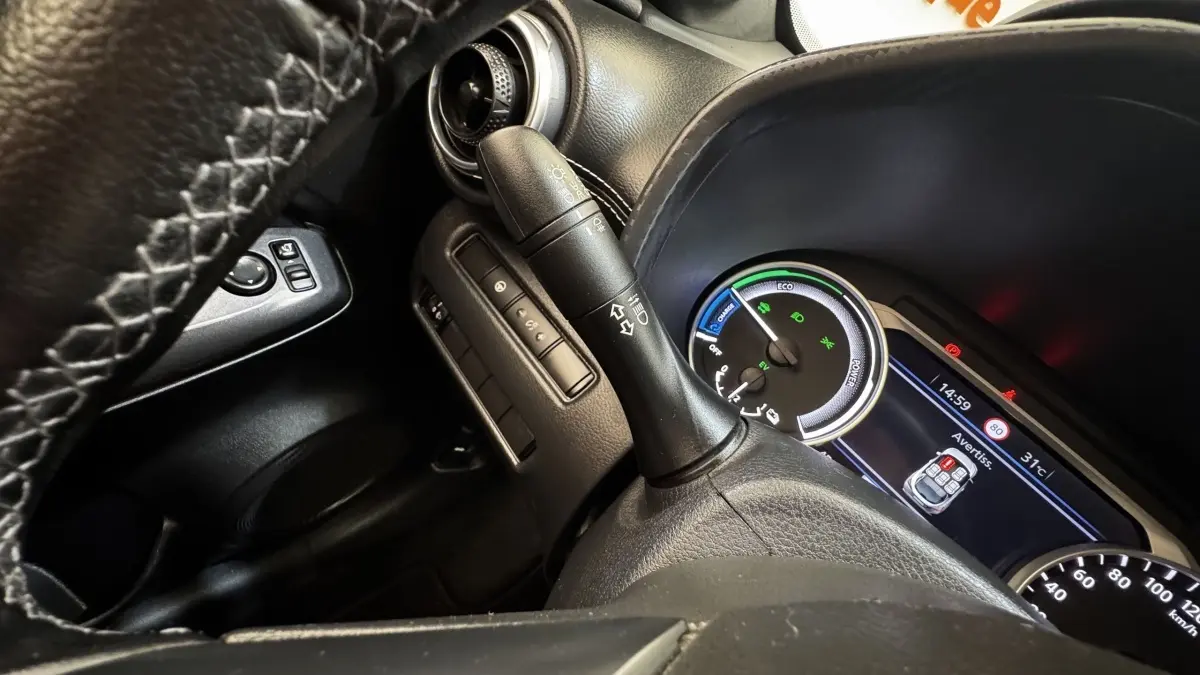 Vue rapprochée du combiné d'instruments numérique et du volant en cuir noir du Nissan Juke Hybrid 143 Business+ 2023.
