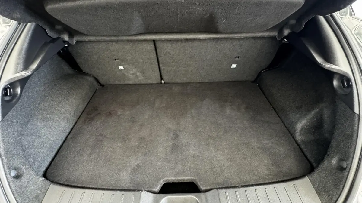Coffre vide vu de face, intérieur gris foncé du Nissan Juke Hybrid 143 Business+ 2023.