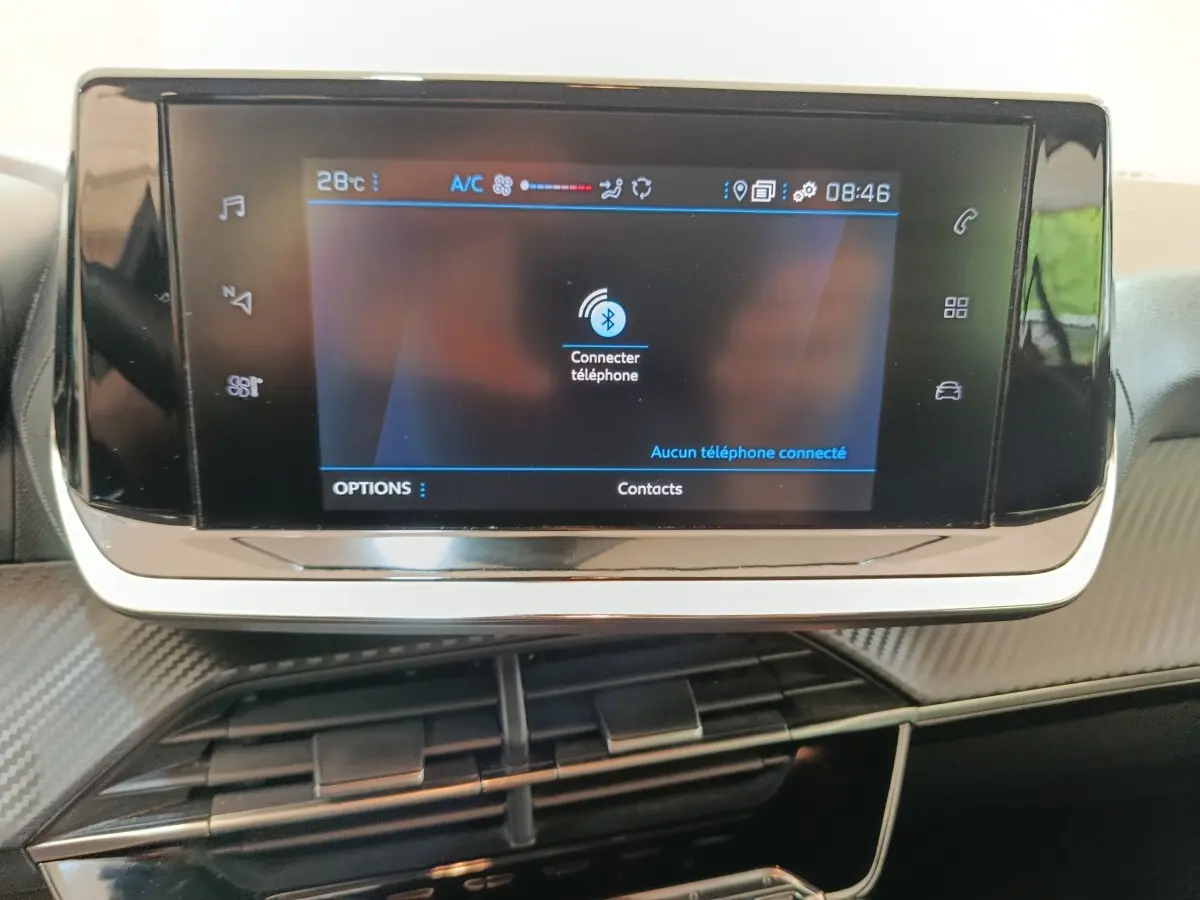 Écran tactile central de la Peugeot 208 1.5 BlueHDi 100 S&S Premium affichant la connexion Bluetooth, vue intérieure rapprochée.