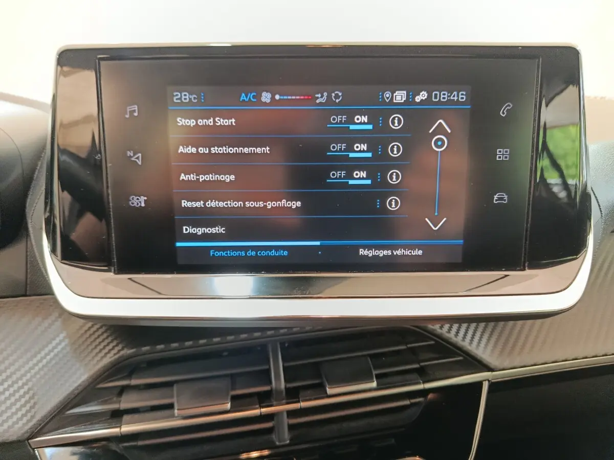 Écran tactile central du tableau de bord de la Peugeot 208 1.5 BlueHDi 100, affichant les réglages d’aide à la conduite.