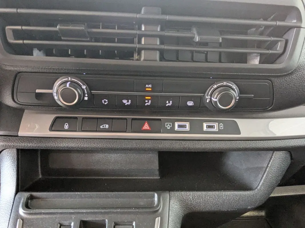 Détail de la console centrale du Fiat Scudo Fourgon blanc 2025 montrant les commandes de climatisation et ports USB.