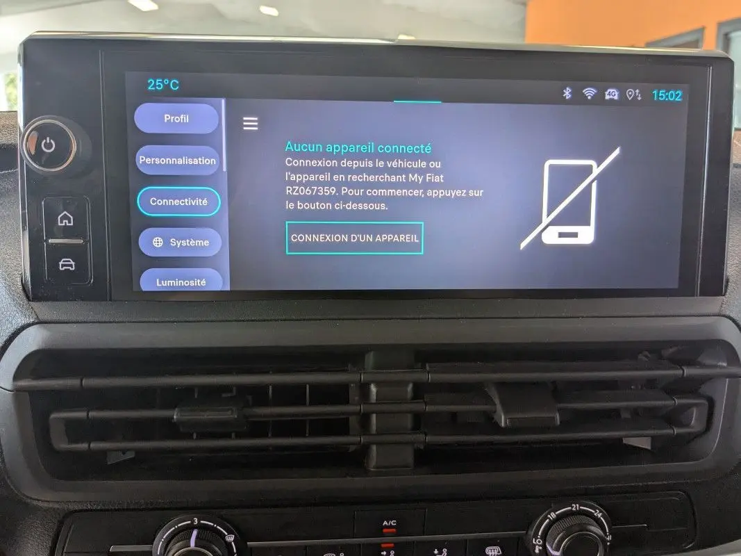Écran tactile couleur HD 10 pouces du tableau de bord du Fiat Scudo Fourgon XL 180, affichant le menu connectivité.