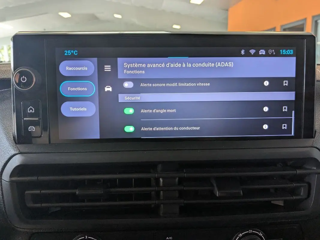Écran tactile couleur HD de 10 pouces affichant les réglages avancés d’aide à la conduite dans un FIAT Scudo Fourgon blanc.