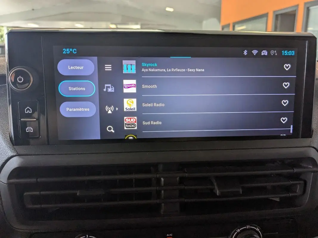 Écran tactile couleur HD de 10 pouces du tableau de bord du Fiat Scudo Fourgon XL 180 blanc, affichant les stations radio.