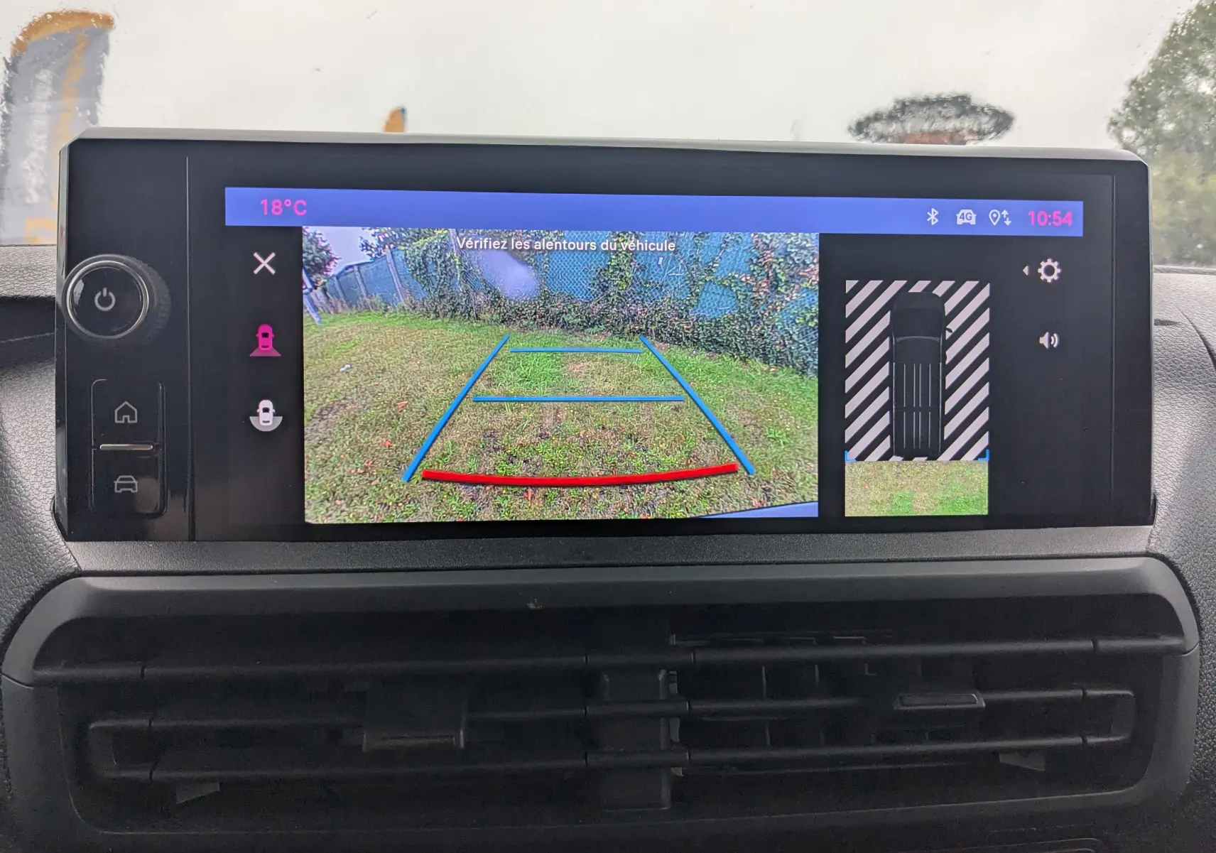 Écran tactile couleur HD du FIAT Scudo Fourgon XL 2025 montrant la caméra de recul avec guidage et vue aérienne.