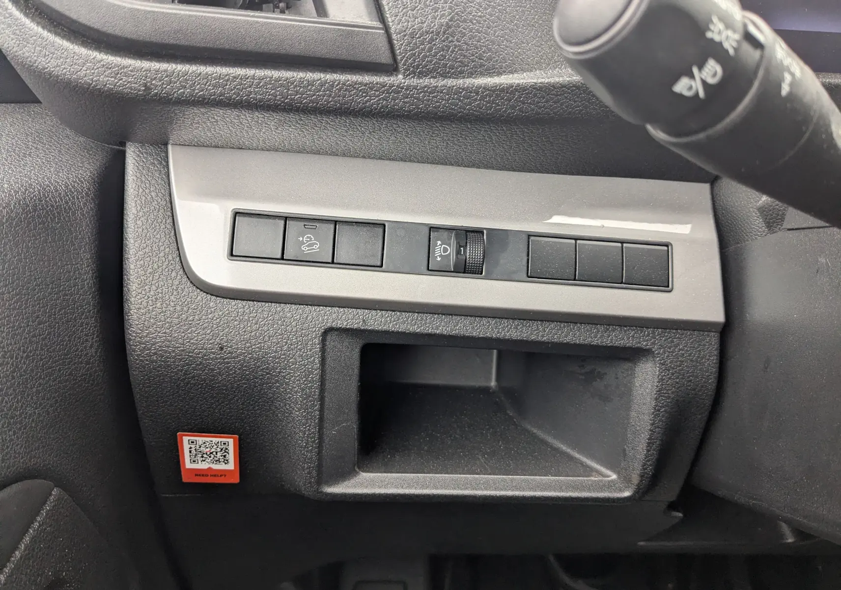 Détail intérieur côté gauche du tableau de bord du Fiat Scudo Fourgon blanc, avec commandes et rangement intégré.