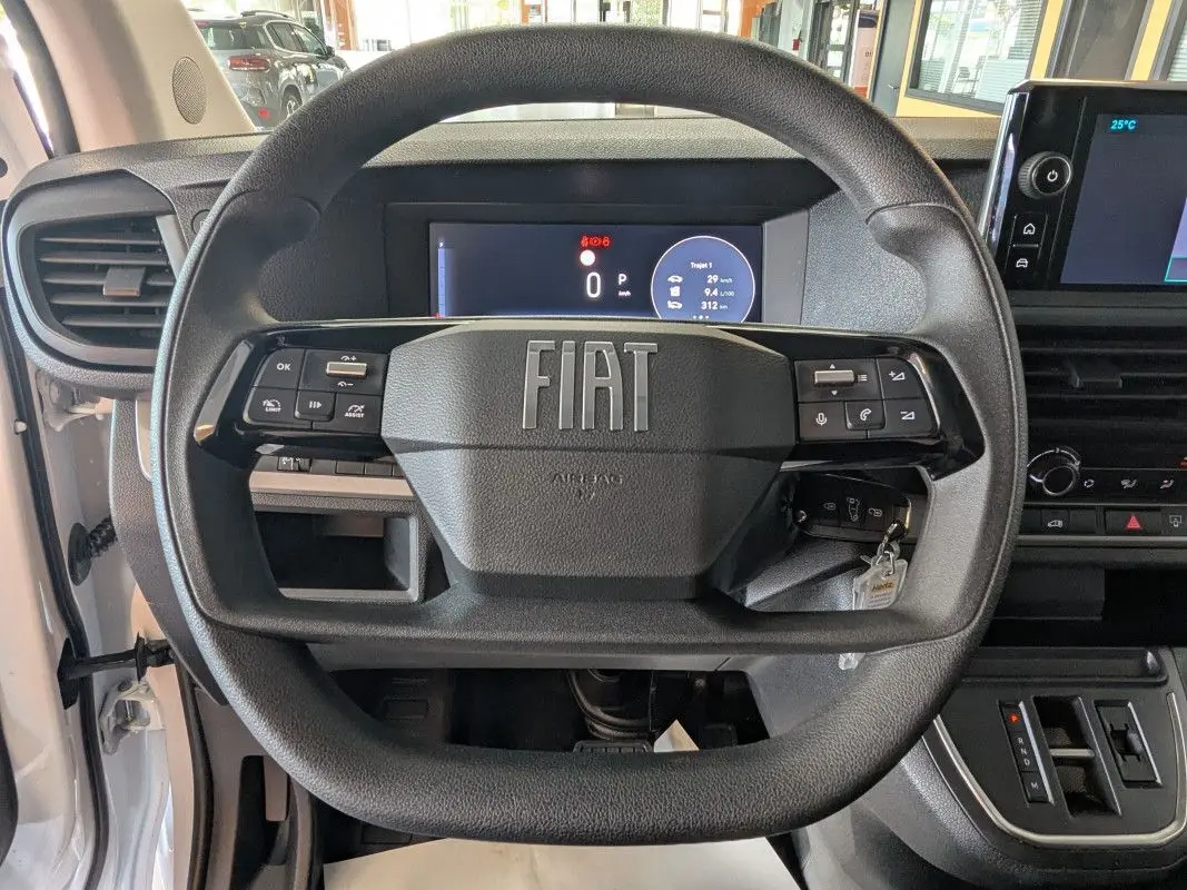 Vue rapprochée du volant noir du Fiat Scudo Fourgon XL 180 EAT8 2025 avec tableau de bord numérique et écran tactile.