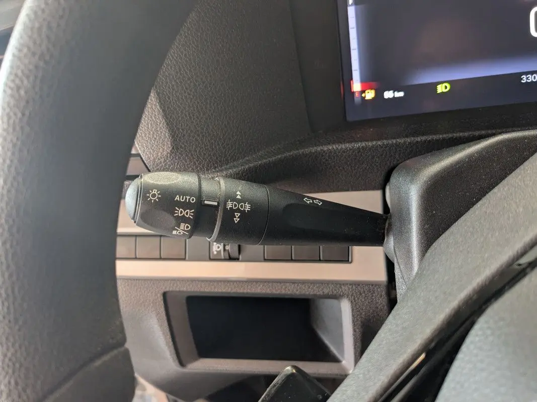 Gros plan sur la manette de clignotants et feux du FIAT Scudo Fourgon XL blanc, intérieur tableau de bord.