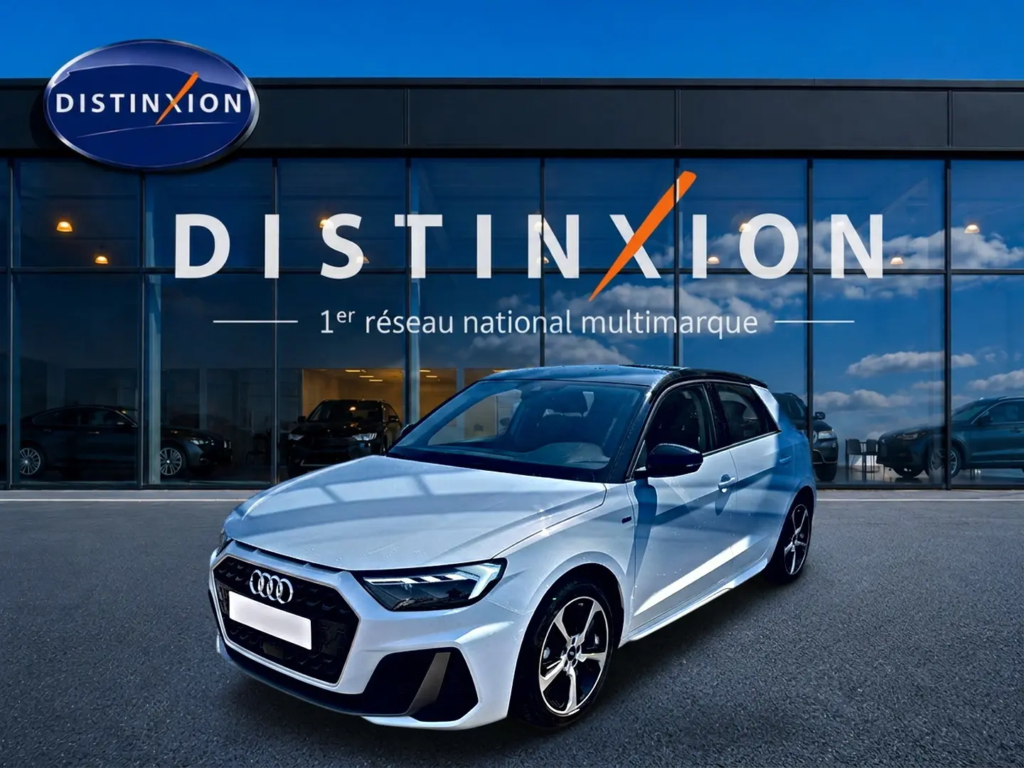 Audi A1 Sportback blanc toit noir vue 3/4 avant droit avec jantes alliage et calandre noire devant showroom Distinxion.