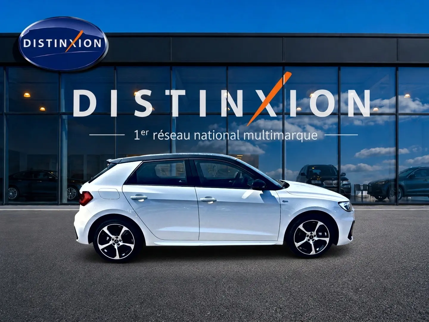 Audi A1 Sportback blanc et noir vue de profil côté gauche, avec jantes alliage et toit contrasté noir.
