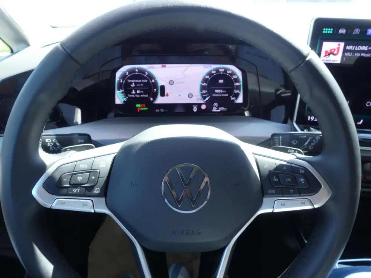 Volant multifonctions cuir noir de Volkswagen Golf 1.5 eTSI 2024 avec tableau de bord digital et écran tactile visible.