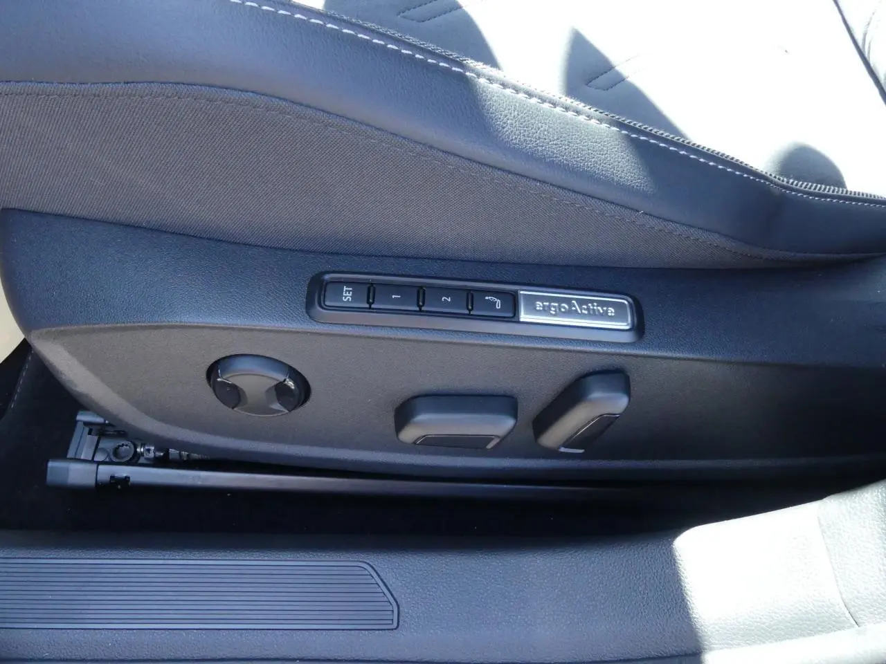 Détail des commandes de réglage électrique du siège conducteur noir de la Volkswagen Golf Style 2024.
