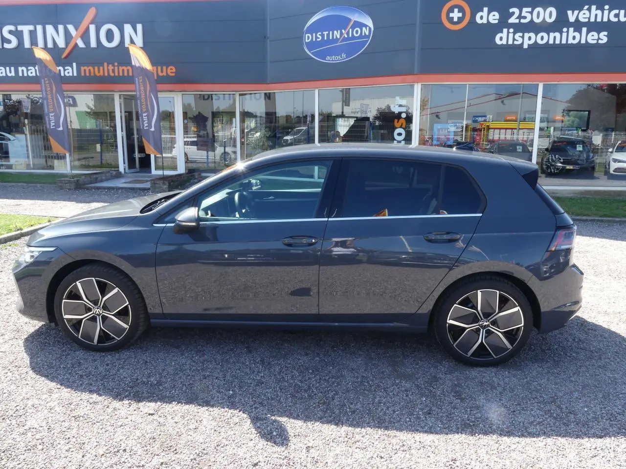 Profil côté gauche d'une Volkswagen Golf 1.5 eTSI Style 2024 gris métallisé avec jantes alliage 18 pouces Leeds.