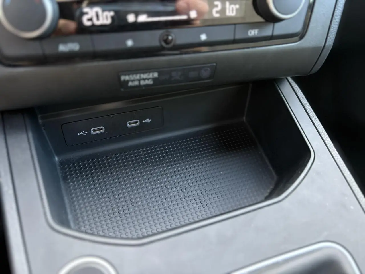 Gros plan sur la console centrale noire de la SEAT IBIZA TSI 115 Xcellence 2025 avec prises USB-C doubles et commandes climatiques.