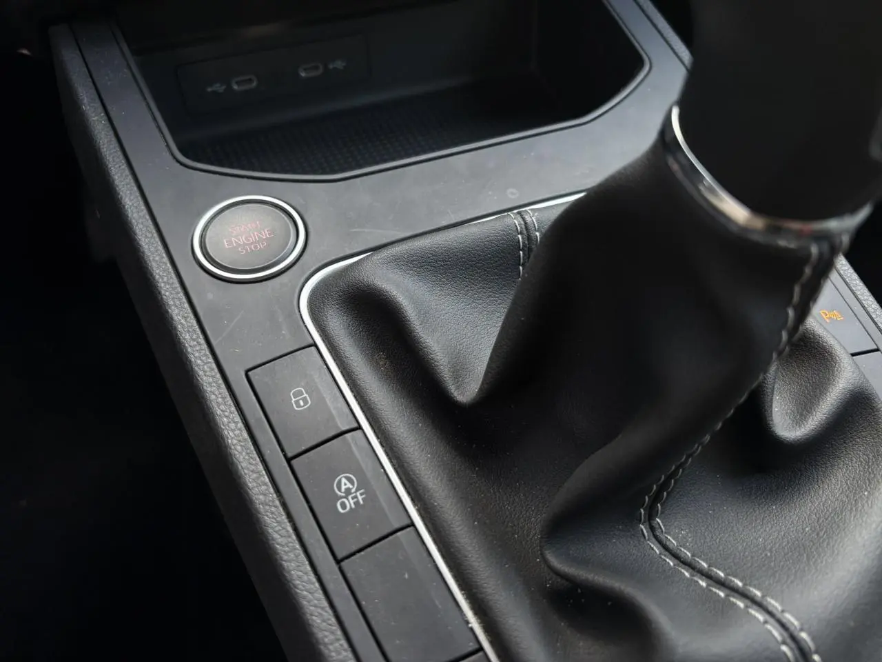 Gros plan sur la console centrale noire de la SEAT IBIZA TSI 115 Xcellence 2025 avec levier de vitesses manuel et bouton start/stop.