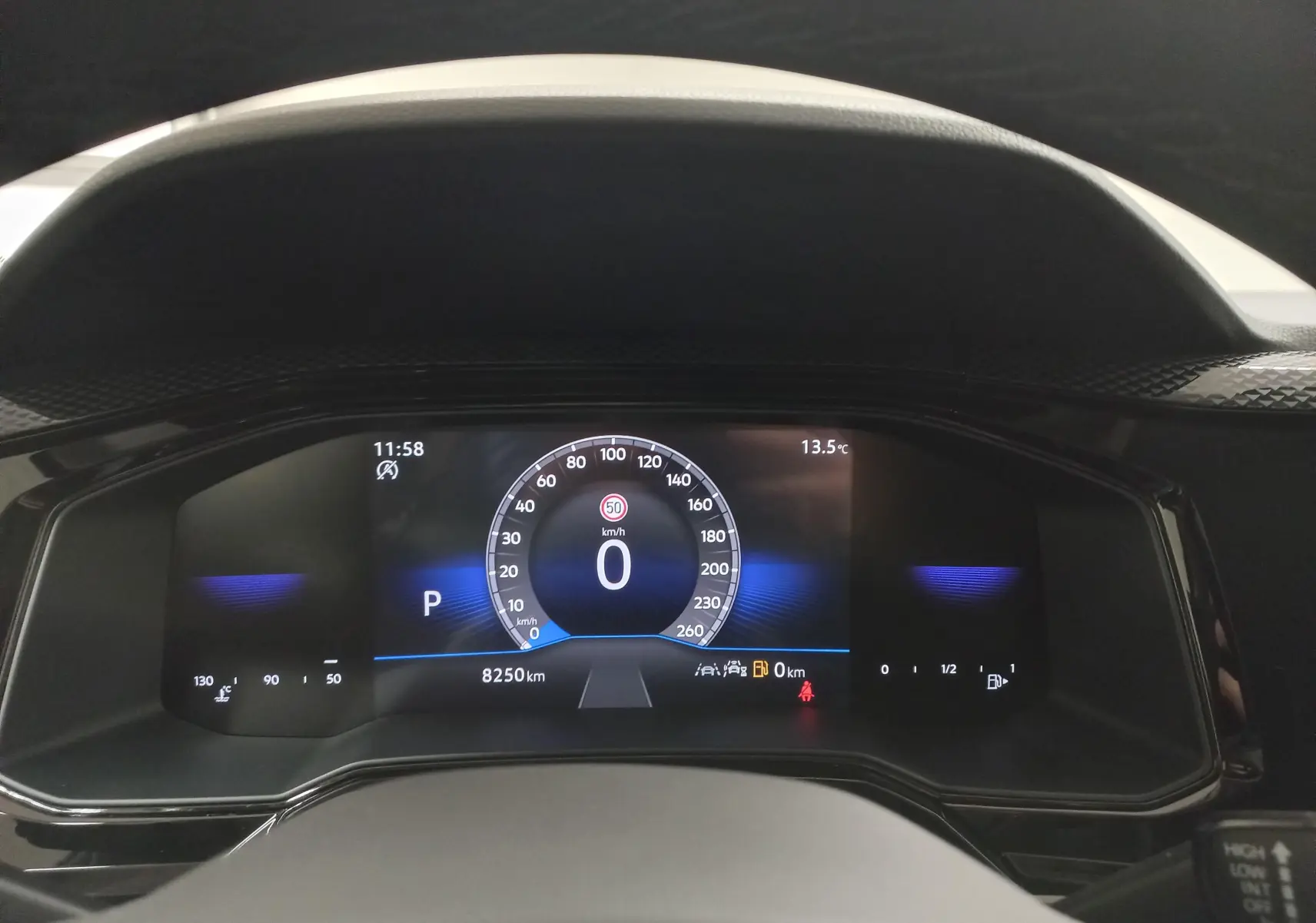 Tableau de bord numérique du Volkswagen Taigo 2025 affichant la vitesse à 0 km/h et 8250 km au compteur.