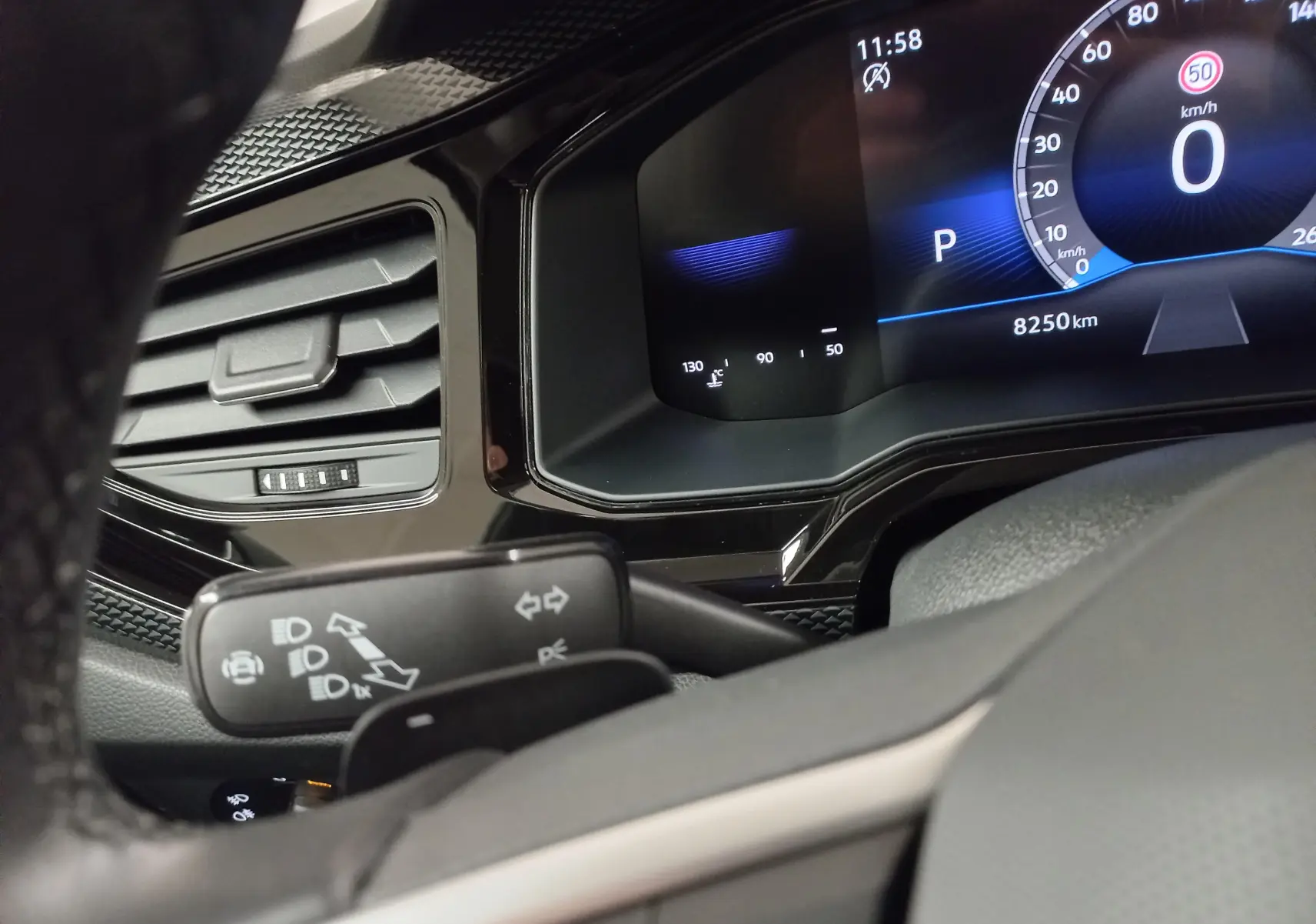 Vue rapprochée du tableau de bord digital et du commodo gauche du Volkswagen Taigo 2025, finition VW Edition.