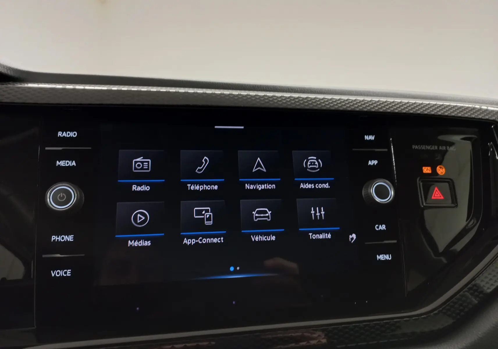 Écran tactile central du Volkswagen Taigo 2025 affichant les options Radio, Téléphone, Navigation et App-Connect.