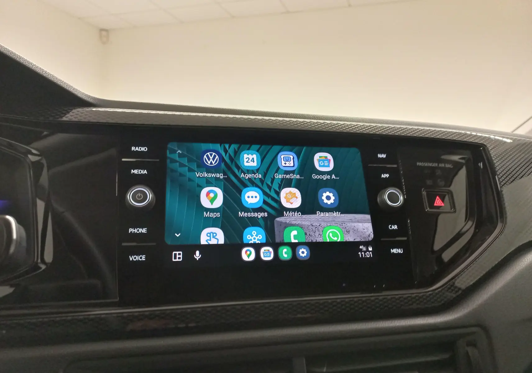 Écran tactile central du tableau de bord du Volkswagen Taigo 2025 avec interface multimédia et commandes autour.