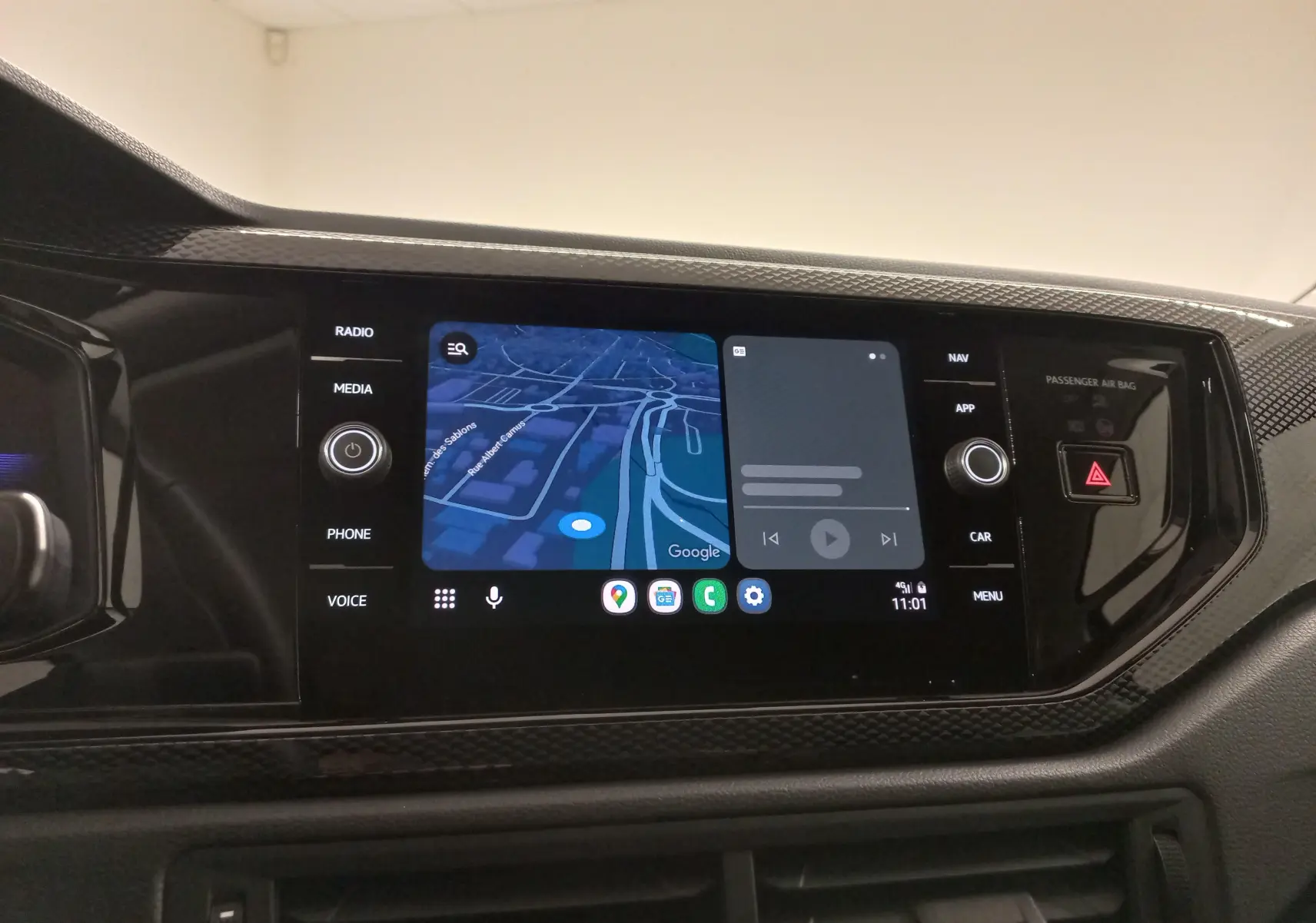Écran tactile central du tableau de bord du Volkswagen Taigo 2025 avec navigation et commandes multimédia.