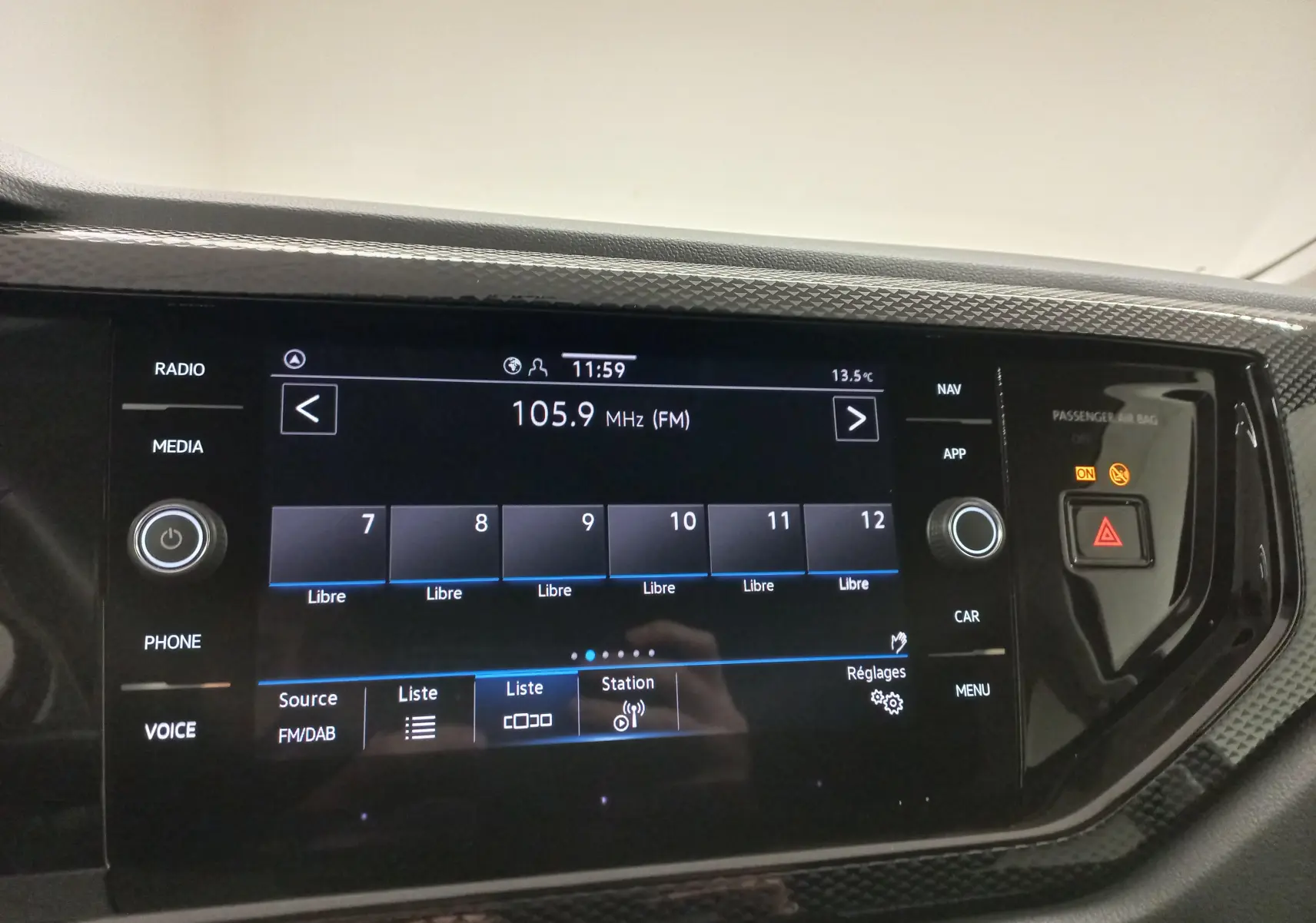 Écran tactile central du Volkswagen Taigo 2025 affichant la radio FM à 105,9 MHz avec commandes autour.