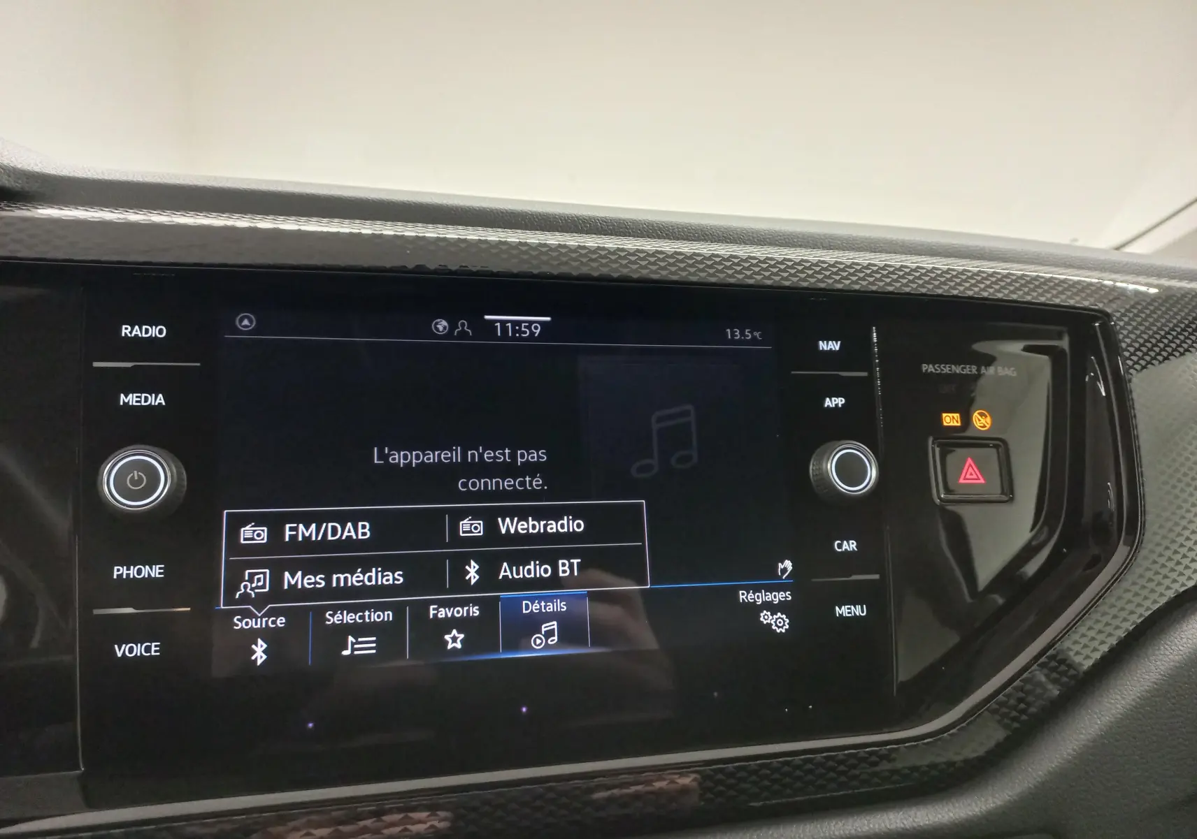 Tableau de bord du Volkswagen Taigo 1.0 TSI 116 DSG7 VW Edition 2025 avec écran tactile multimédia et finition noire texturée.