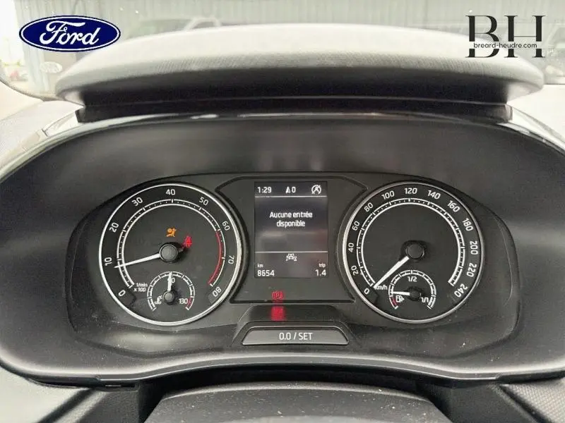 Tableau de bord de Skoda Fabia 1.0 MPI 80ch Ambition 2023, affichage numérique central et compteurs analogiques.