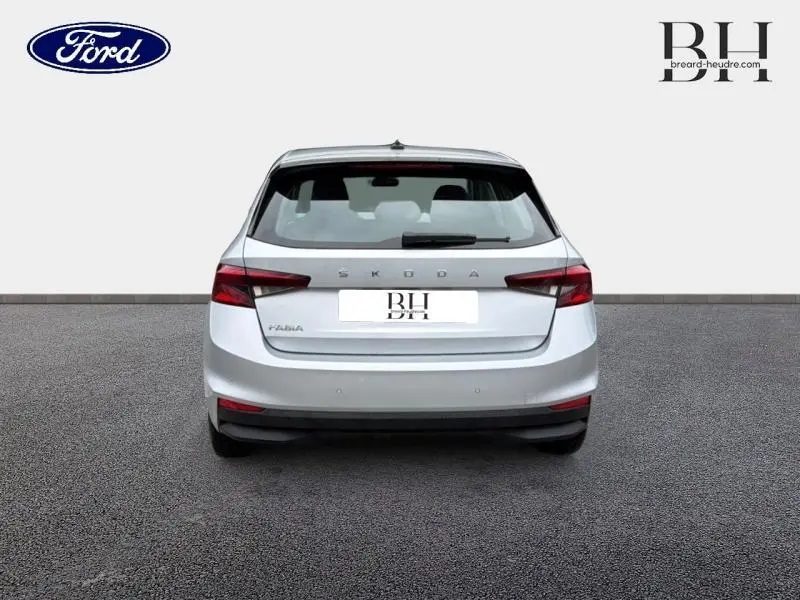 Vue arrière d'une Skoda Fabia gris argent métallisé 2023 avec feux arrière LED et hayon fermé.