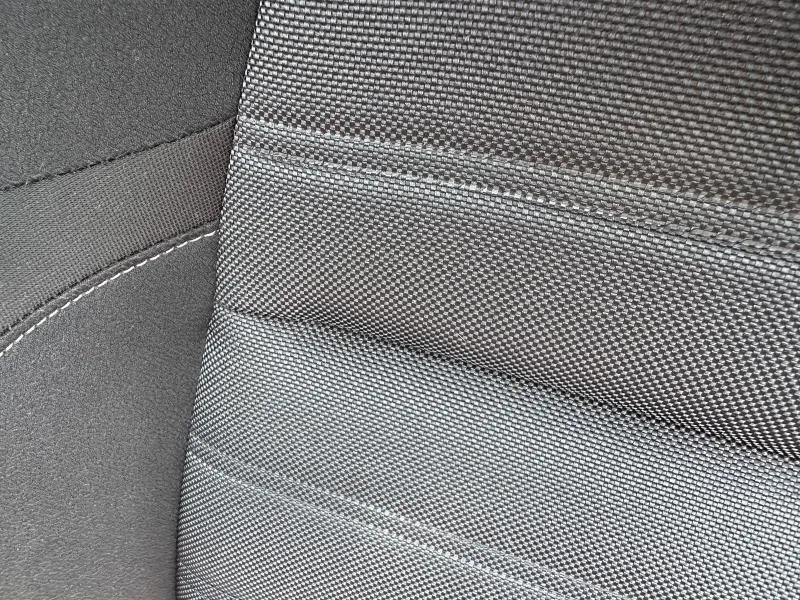 Gros plan sur le tissu gris texturé de la sellerie intérieure du Honda CR-V 2.0 i-MMD Executive 2020.