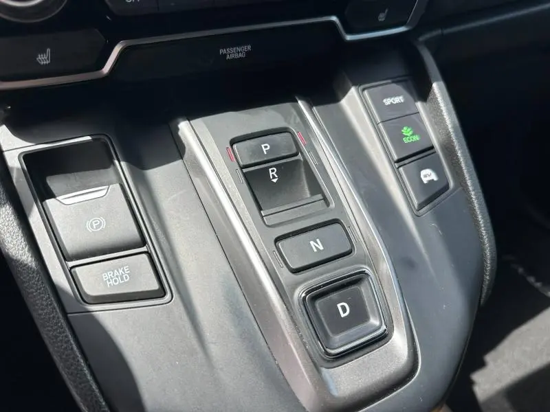 Vue rapprochée de la console centrale du Honda CR-V rouge Rallye 2020, montrant la boîte auto à boutons et commandes de mode de conduite.