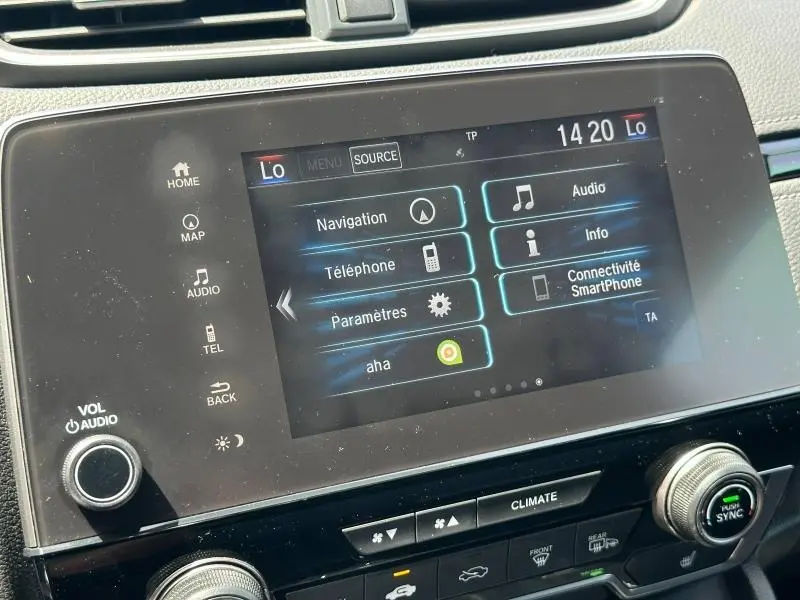 Écran tactile central du Honda CR-V 2020 rouge Rallye, affichant le menu principal multimédia et navigation.