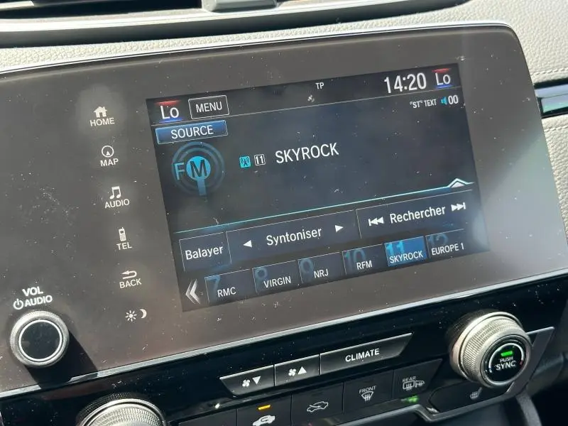 Gros plan sur l'écran tactile multimédia du Honda CR-V 2020 affichant la radio Skyrock en mode FM.