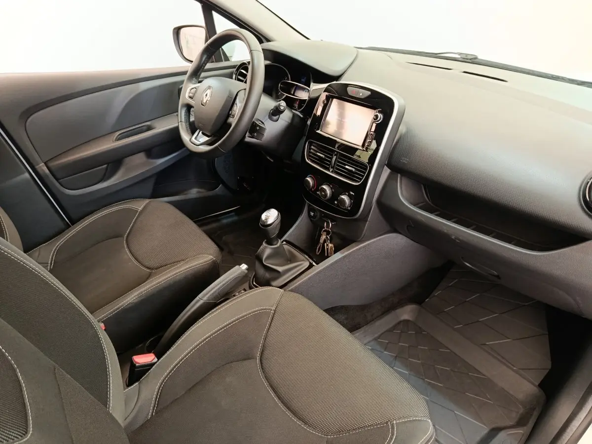 Vue intérieure côté conducteur de la Renault Clio Business dCi 75 2018, volant cuir multifonctions et écran tactile central.