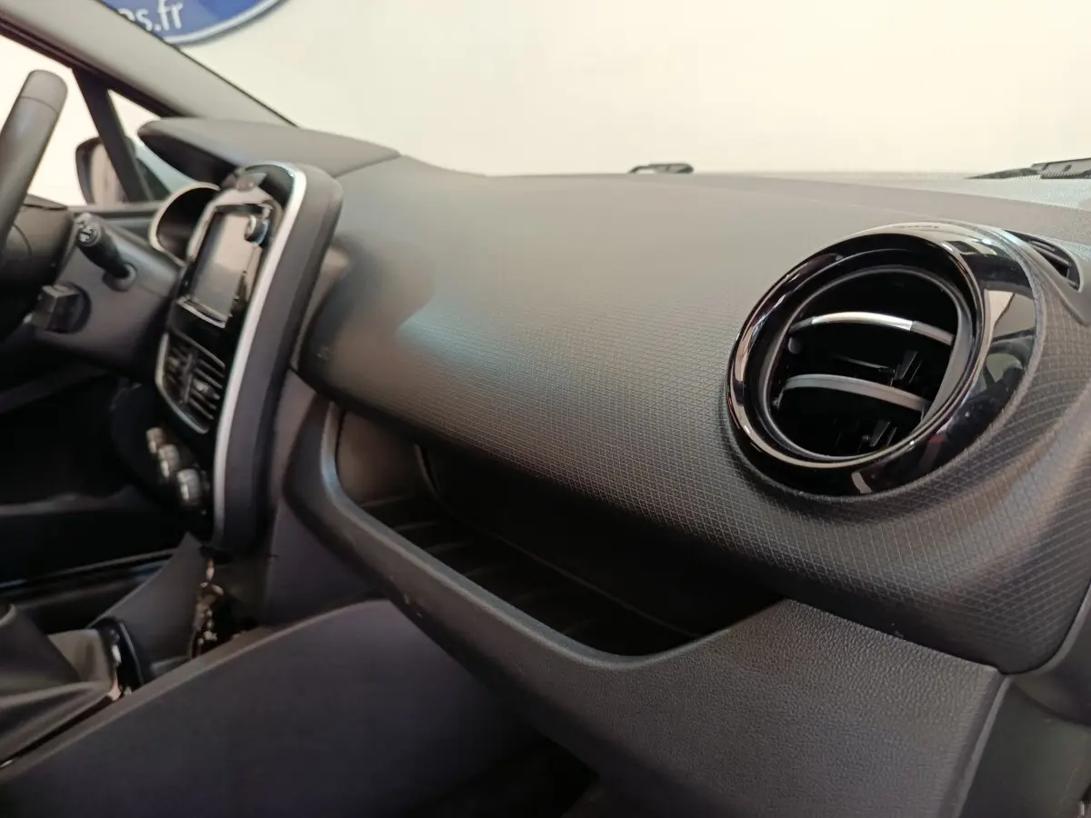 Tableau de bord noir et console centrale vue côté passager de la Renault Clio Business dCi 75 2018.