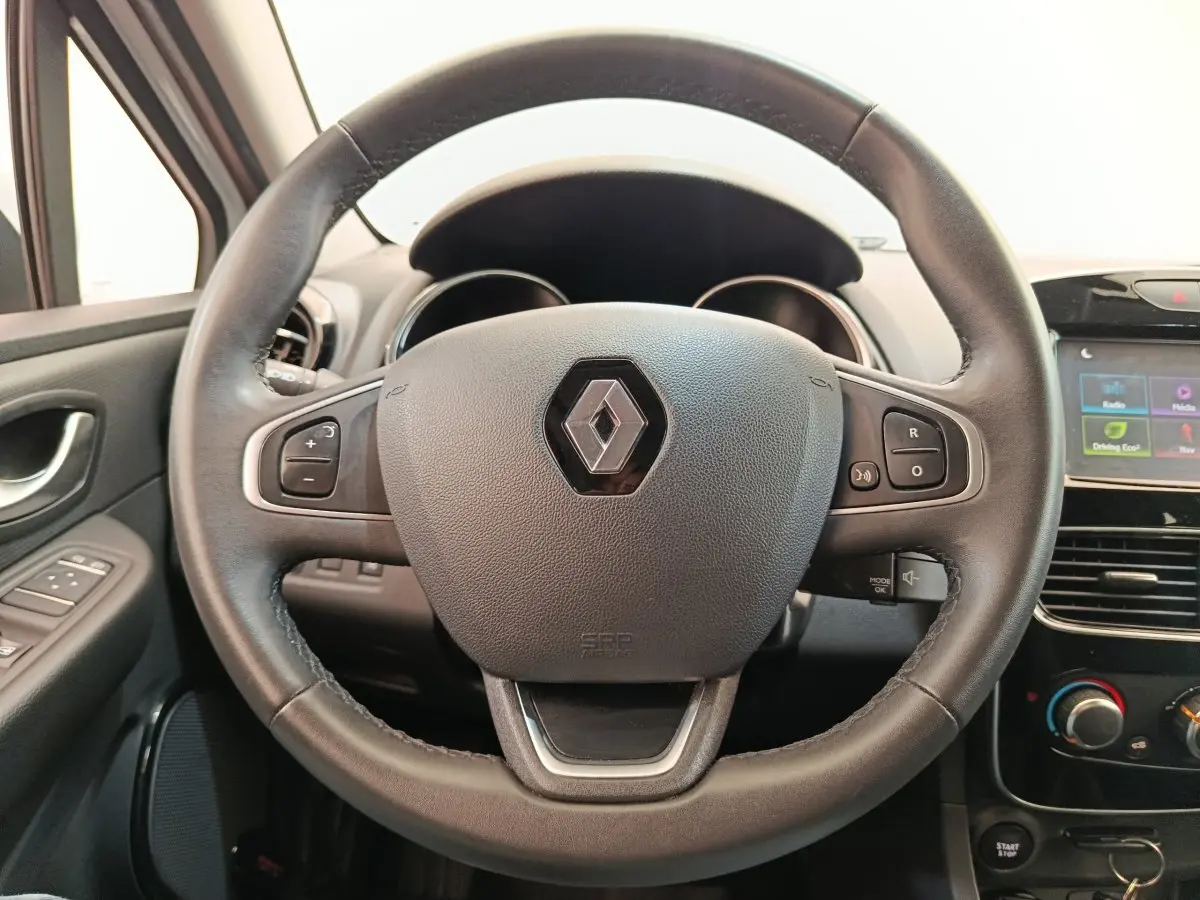 Volant cuir noir de Renault Clio Business dCi 75 2018, vue frontale centrée avec commandes multifonctions visibles.