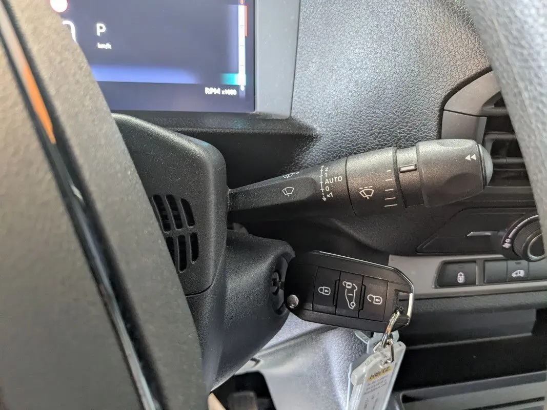 Gros plan sur la clé insérée dans le contacteur d'un Fiat Scudo Fourgon 2025, tableau de bord noir visible.
