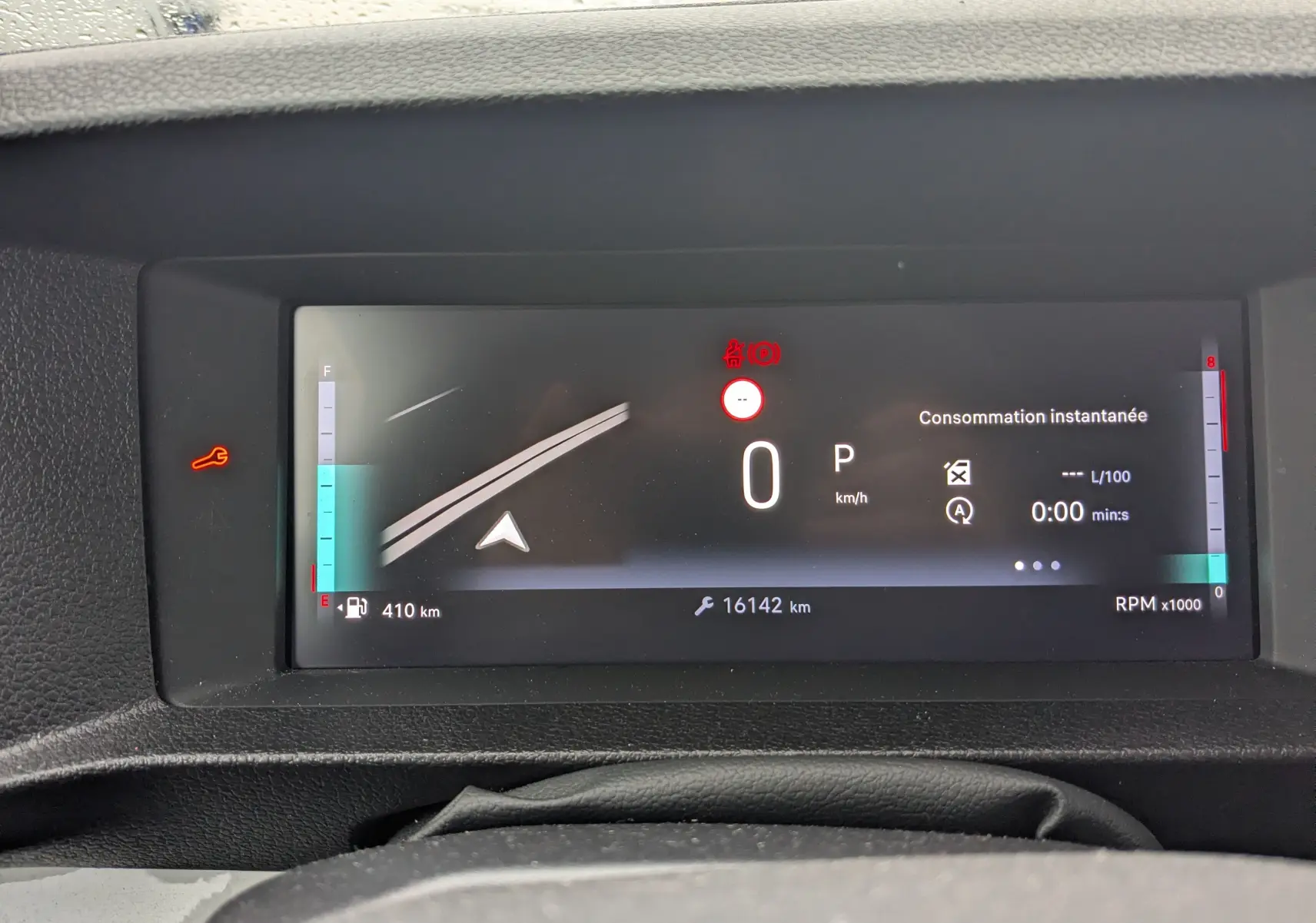 Affichage numérique du tableau de bord du Fiat Scudo Fourgon blanc, montrant la consommation instantanée et le kilométrage.