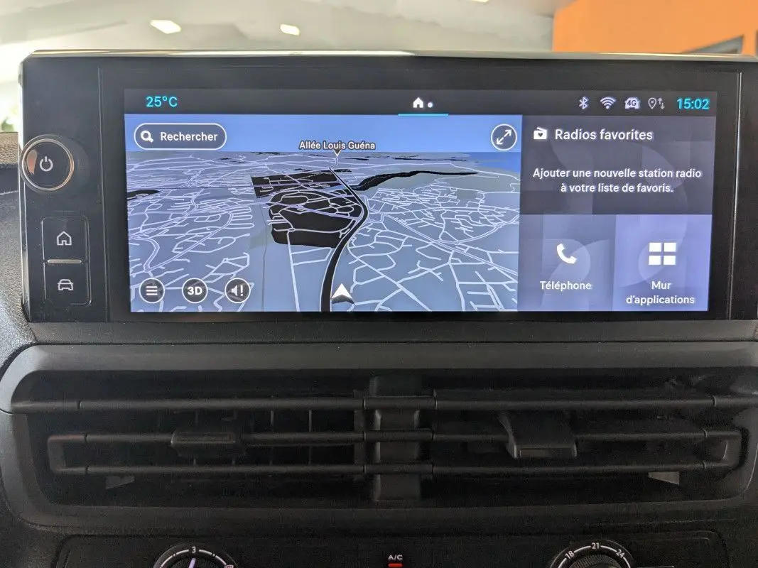 Écran tactile couleur HD 10 pouces du FIAT Scudo Fourgon XL 145 EAT8 affichant la navigation GPS.