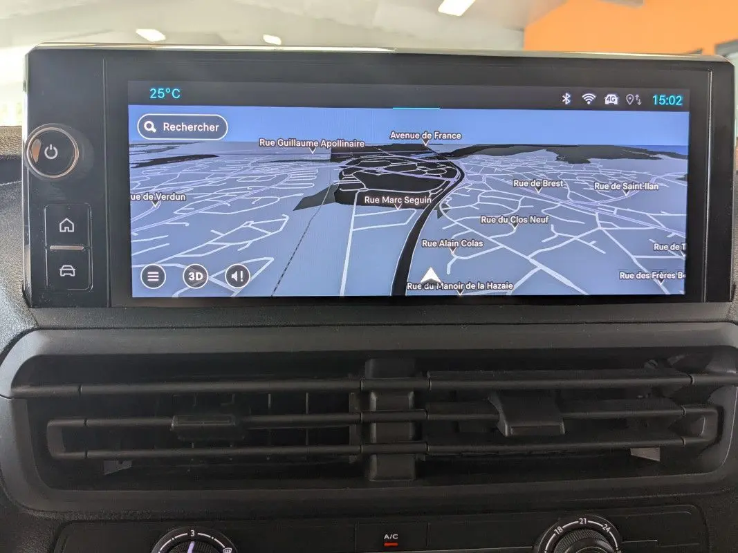 Écran tactile couleur HD de 10 pouces affichant la navigation GPS dans l’habitacle du Fiat Scudo Fourgon blanc.