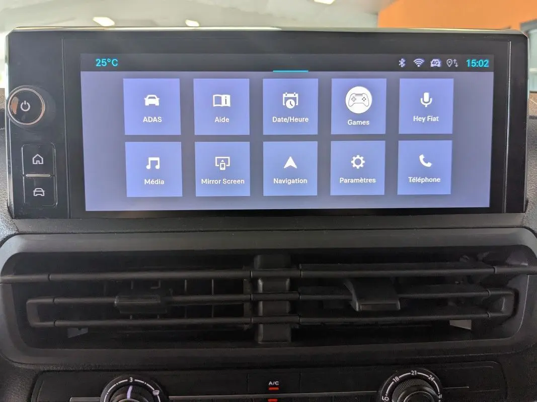 Écran tactile couleur HD de 10 pouces affichant le menu principal du système multimédia du Fiat Scudo Fourgon XL 2025.