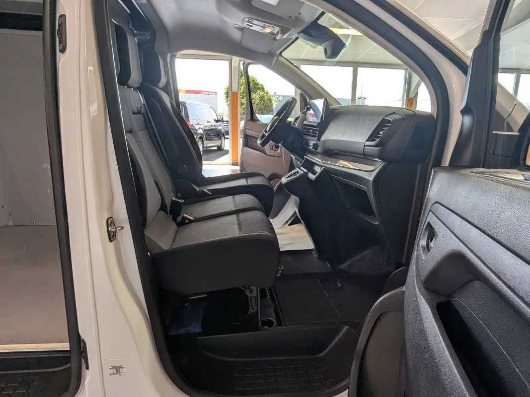 Intérieur côté conducteur du FIAT Scudo Fourgon blanc 2025, montrant les sièges avant et le tableau de bord moderne.