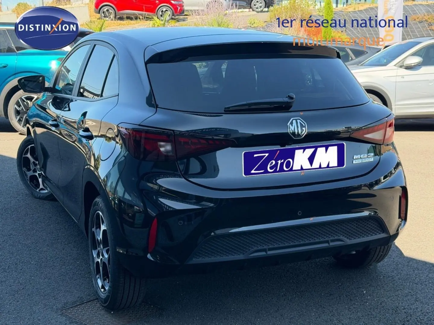 Vue 3/4 arrière droite d'une MG3 1.5 Hybrid+ Luxury noire métallisée avec jantes alu et vitres surteintées.