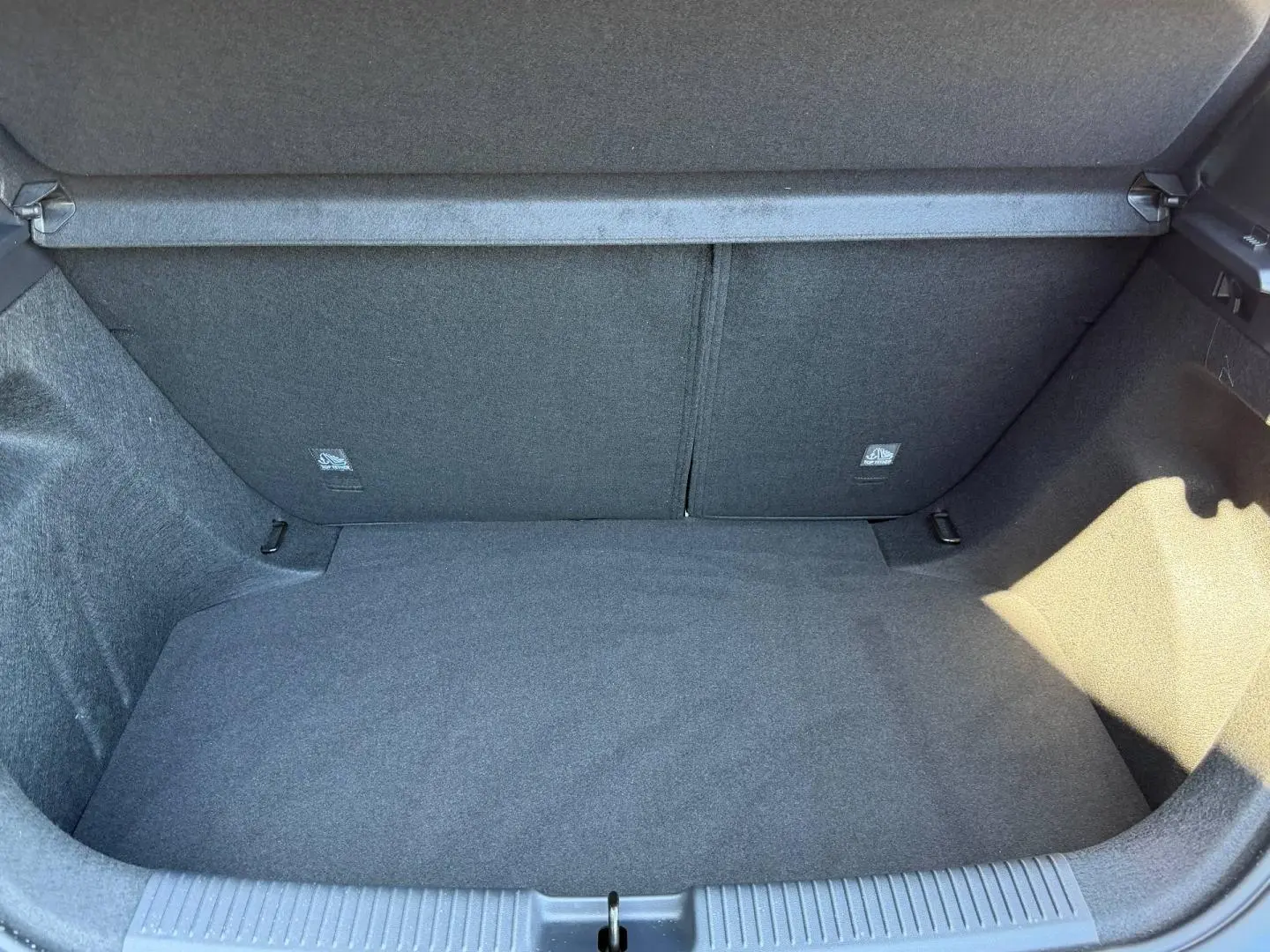 Coffre ouvert de MG3 1.5 Hybrid+ 195ch Luxury en Pebble Black métallisé, montrant l’espace de rangement intérieur.