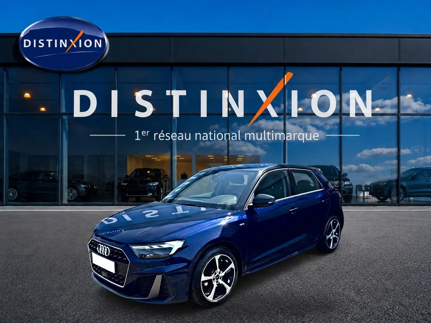 Audi A1 Sportback 30 TFSI S line 2026 bleu foncé vue 3/4 avant avec jantes alliage et toit noir.