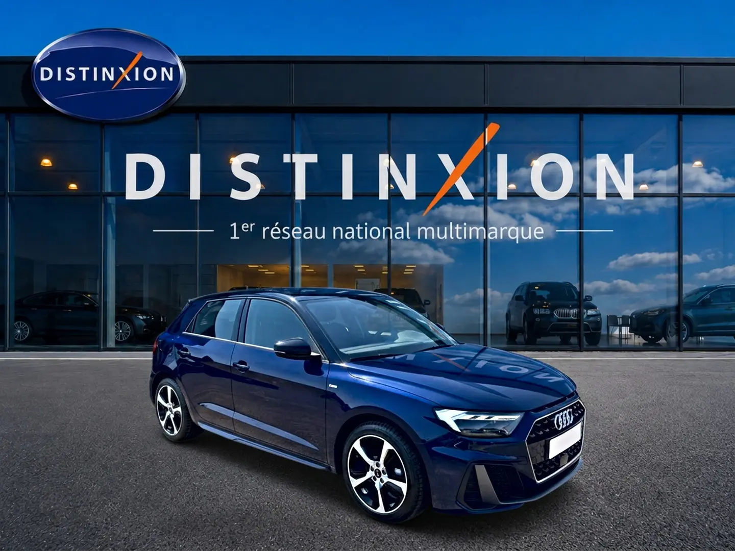 Audi A1 Sportback 30 TFSI 2026 bleu foncé vue 3/4 avant avec jantes alu et toit noir brillant.