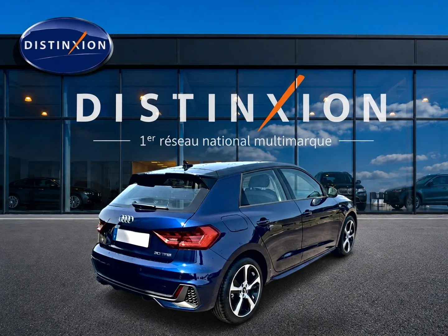 Audi A1 Sportback 30 TFSI bleu foncé vue 3/4 arrière droit avec jantes alliage et becquet arrière.