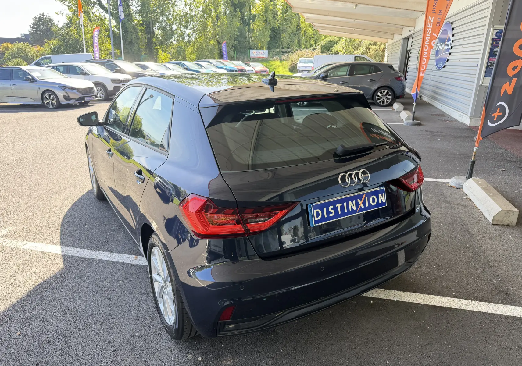 Audi A1 Sportback bleu firmament vue 3/4 arrière droit, avec feux arrière LED et toit noir brillant.