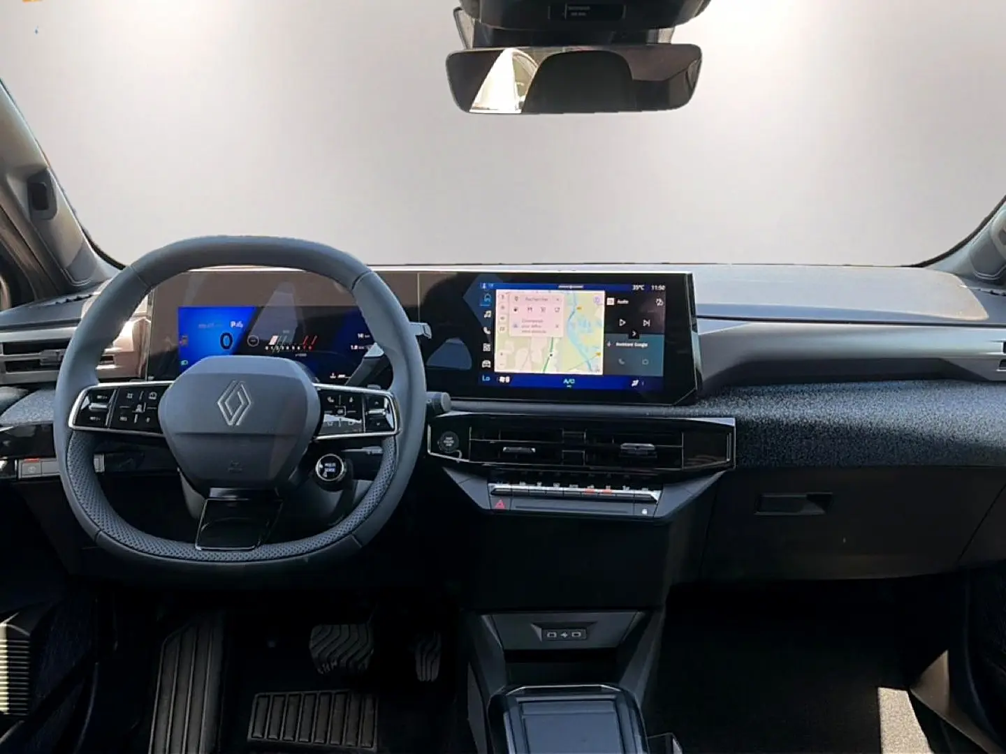 Vue intérieure avant de la Renault Clio VI 1.2 TCe 115 Techno EDC avec tableau de bord numérique et écran tactile central.